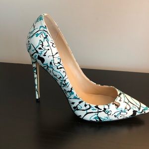 3.5-4 inch stiletto heel, runs narrow, never worn